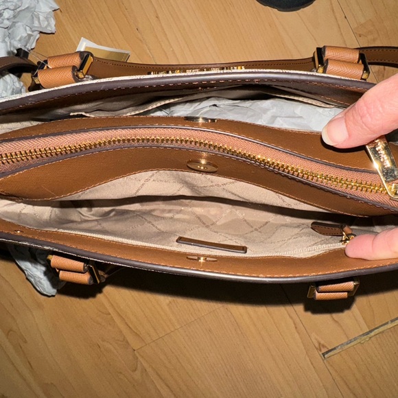 Michael Kors purse - Picture 3 of 6